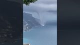 Uma tromba d'água atinge a costa da Itália