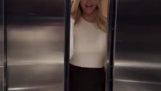 Horká dívka ve výtahu