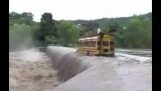 Şofer de autobuz nu “stea”în inundaţii