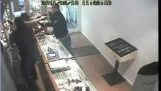 bijoux propriétaire face à deux voleurs armés