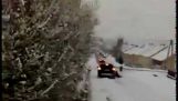 Увагу з автомобілем на снігу