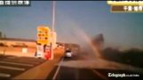 Skremmende skudd gjennom bilen når plutselig bankende tsunami