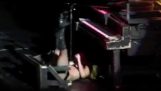 Lady Gaga tombe d'un piano en direct 