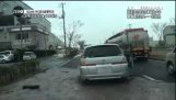Vídeo de uma câmera encontrada no carro após o tsunami