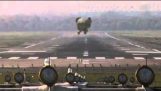 Landung eines Jumbo-Jets und eine… Dumbo-Jet