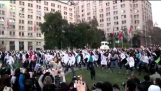 在智利的學生們正在抗議跳舞"驚悚片"