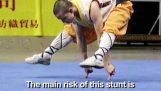 Shaolin keşiş onun vücut iki parmak destekler.