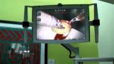 Χειρουργικό ρομπότ ξεφλουδίζει ένα σταφύλι