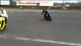 Bir motosiklet üzerinde kayması
