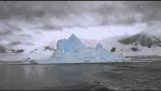 Romahdus jäävuori Etelämantereella