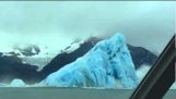 Een reusachtige ijsberg opwaartse