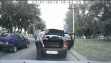 रूस की सड़क में झगड़ा