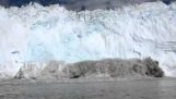 Het vrijstaande stuk van ijsberg veroorzaakt enorme golf in Groenland
