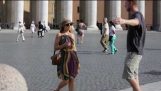 Abraçando os transeuntes em Roma