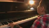 Uma criança cega sete anos chocou a música