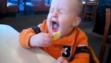 Μωρά που τρώνε λεμόνι για πρώτη φορά (2)