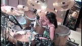 Een klein meisje indruk op drums