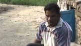 Ένας ινδός μιμείται τα ζώα της φάρμας του