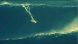Surfa på en enorm våg