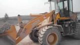 5 Jahre alten Bulldozer Betreiber in China