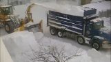 تنظيف الطرق المغطاة بالثلوج في كندا