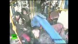 Niewiarygodne wypadek w Chinach, z bohaterem kierowca autobusu