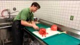 Hur att hälla en hel vattenmelon på 30 sekunder