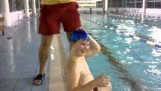 수영 모자를 착용 하는 가장 빠른 방법