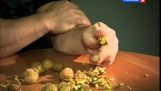 Перерыв орехи с пальцами