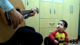 父亲和年幼的儿子唱甲壳虫乐队