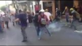 Πως καταπολεμούν τα δακρυγόνα οι Τούρκοι διαδηλωτές