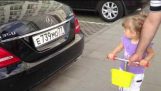 En jente to år vet alle bilmerker