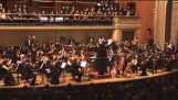 La Cinematic Orchestra di Praga interpreta la "marcia imperiale"