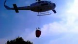 Helicóptero de combate a incêndios, encher o tanque na piscina