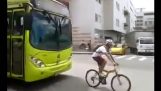 รถโค้ชกับนักปั่นจักรยานรบกวน