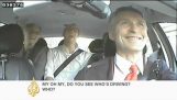 O primeiro-ministro da Noruega torna-se um motorista de táxi por um dia