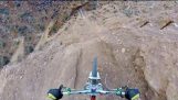Odwrócony rower górski skok nad kanionem 22 metrów