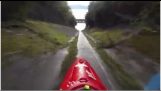 Extreme Kayaking in einem Graben-apocheteysis