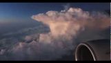 Fulmine tra le nuvole con vista da un aereo passeggeri