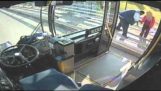 公交车司机免于自杀的女人
