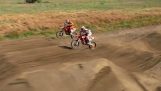 Impresionante batalla con Motocross