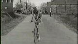 50 's में एक मोटर साइकिल पर ट्रिक्स′