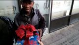 Χριστουγεννιάτικα δώρα για τους άστεγους