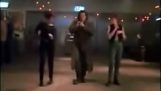 Ο  John Travolta χορεύει τα «Καγκελια»