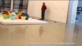 आदमी smashes $1 एम ऐ Weiwei फूलदान मियामी संग्रहालय