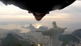 Wingsuit iniş izni geçmiş Rio's ikonik İsa kurtarıcı heykeli