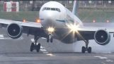 Boeing 767 tegen sterke wind bij de landing