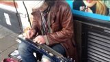 Um guitarrista original nas ruas de Brighton