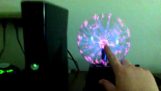 Glob cu plasma lângă un Xbox
