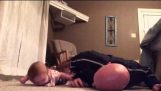 Vader en dochter doen gymnastiek